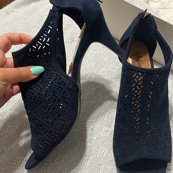 NAVY BLUE HEELS - Picture 3 of 4